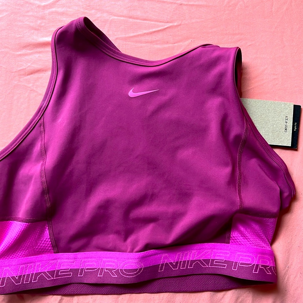 I’m selling a sports bra the brand is Nike,size small,color is magenta